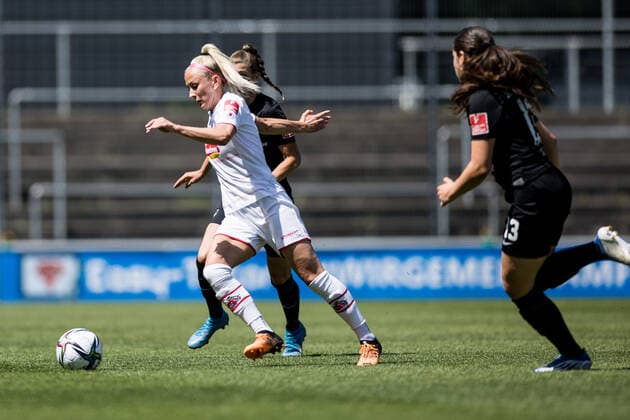 FLYERALARM Women Football Bundesliga, 1 FC Koeln SC Freiburg 15 05 2022 Luisa Wensing SC Freiburg, 22 , Mandy Islacker 8, 1 FC Koeln , FLYERALARM Women Football Bundesliga, 1 FC Koeln SC Freiburg, Koeln, Geissbockheim DFB REGULATIONS PROHIBIT ANY USE OF PHOTOGRAPHS AS IMAGE SEQUENCES AND OR QUASI VIDEO Copyright: xBEAUTIFULxSPORTS Wunderlx