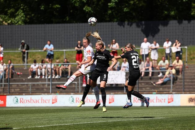 Flyeralarm Frauen Bundesliga 2021 2022, 1 FC Köln SC Freiburg Janina Minge SCF, 9 , Jana Vojtekova SCF, 20 Köln Franz Kremer Stadion, Rasen Nordrhein Westfalen Germany