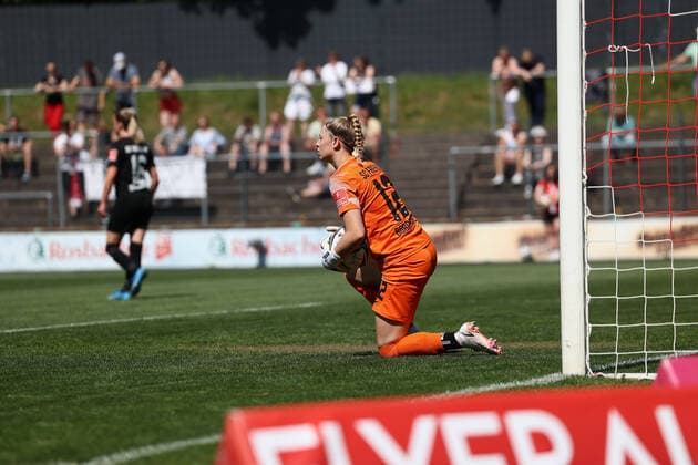 Flyeralarm Womens Bundesliga 2021 2022, 1 FC Cologne SC Freiburg Rafaela Borggräfe SCF, 12 Cologne Franz Kremer Stadium, Lawn North Rhine Westphalia Germany