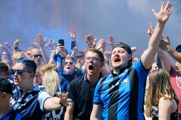 BRUGGE, BELGIUM - MAY 12 : fans of Brugge pictured during the Jupiler Pro League Champions Play-Off match between Royal Antwerp and Club Brugge at the Jan Breydel stadion on May 12, 2022 in Brugge, Belgium, 12 05 2022 ( Royal Antwerp v Club Brugge - Jupiler Pro League Champions Play-Off PhotoNews Panoramic 