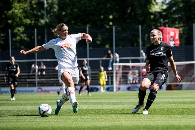 FLYERALARM Women Football Bundesliga, 1 FC Koeln SC Freiburg 15 05 2022 Rachel Rinast 31, 1 FC Koeln , Lisa Karl SC Freiburg, 2 FLYERALARM Women Football Bundesliga, 1 FC Koeln SC Freiburg, Koeln, Geissbockheim DFB REGULATIONS PROHIBIT ANY USE OF PHOTOGRAPHS AS IMAGE SEQUENCES AND OR QUASI VIDEO Copyright: xBEAUTIFULxSPORTS Wunderlx