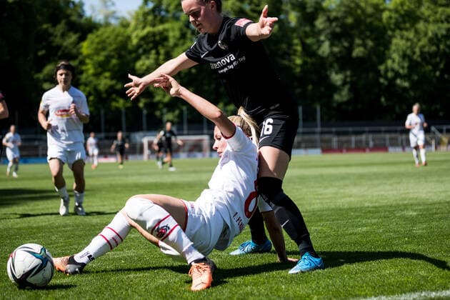 FLYERALARM Women Football Bundesliga, 1 FC Koeln SC Freiburg 15 05 2022 Mandy Islacker 8, 1 FC Koeln , Greta Stegemann SC Freiburg, 16 FLYERALARM Women Football Bundesliga, 1 FC Koeln SC Freiburg, Koeln, Geissbockheim DFB REGULATIONS PROHIBIT ANY USE OF PHOTOGRAPHS AS IMAGE SEQUENCES AND OR QUASI VIDEO Copyright: xBEAUTIFULxSPORTS Wunderlx