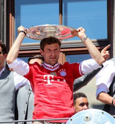 Munich, Germany 15 May 2022 football, men, season 2021 2022, FC Bayern Munich, championship celebration at Marienplatz, city hall Thomas Müller Mueller FC Bayern Munich with the championship trophy on his head