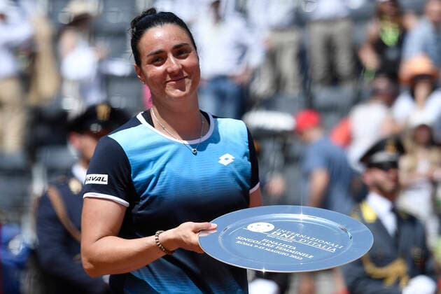 Ons Jabeur of Tunisia receives the prize for second place in her final match against Iga Swiatek of Poland at the Internazionali BNL D Italia tennis tournament at Foro Italico in Rome, Italy on May 15th, 2022. Photo Antonietta Baldassarre Insidefoto antoniettaxbaldassarre