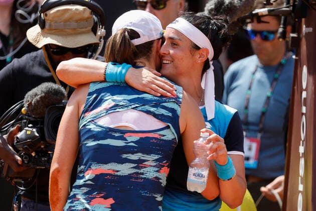 May 15, 2022, ROME, ITALY: Iga Swiatek (L) of Poland is congratulated by Ons Jabeur of Tunisia after winning their women s singles final match at the Italian Open tennis tournament in Rome, Italy, 15 May 2022. .ANSA FABIO FRUSTACI Italian Open tennis tournament  - ZUMAa110 20220515_zaf_a110_053 Copyright: xFabioxFrustacix
