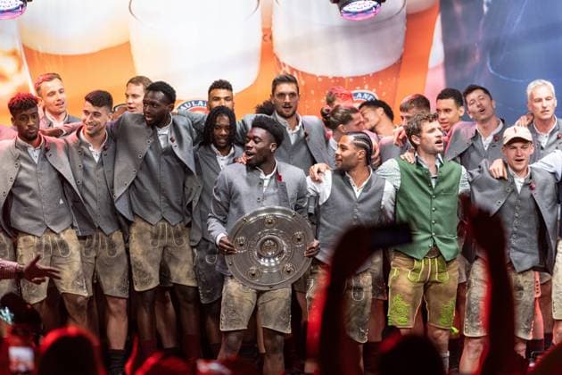 v l Kingsley Coman, Marc Roca, Manuel Neuer, Christian Fruechtl, Tanguy Nianzou Kouassi, Omar Richards, Eric Maxim Choupo Moting, Alphonso Davies, Sven Ulreich, Marcel Sabitzer, Serge Gnabry, Thomas Mueller, Jamal Musiala, Robert Lewandowski, Joshua Kimmich, Co coach Xaver Zembrod, Jubel, group, team, Meisterschale, football FC Bayern Muenchen Meisterfeier und Paulaner Fanfest am 14 Mai 2022 anlaesslich des Gewinns der 32 Deutschen Meisterschaft Nockherberg FC Bayern Muenchen Meisterfeier und Paulaner Fanfest am 14 Mai 2022 Nockherberg, Muenchen