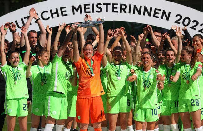 Bilder des Jahres 2022, Sport 05 Mai Sport Themen der Woche KW19 Sport Bilder des Tages VfL vs. Leverkusen, BL Frauen Wolfsburg, 15.05.2022, FUßBALL - VfL Wolfsburg vs. Bayer 04 Leverkusen, Flyeralarm Frauen-Bundesliga, Saison 2021 22. VfL Wolfsburg Frauen sind Deutscher Fußballmeister 2022, jubel mit der Meisterschale 2022 Wolfsburg *** VfL vs Leverkusen, BL women Wolfsburg, 15 05 2022, FOOTBALL VfL Wolfsburg vs Bayer 04 Leverkusen, Flyeralarm Womens Bundesliga, season 2021 22 VfL Wolfsburg women are German Football Champion 2022, cheer with the championship trophy 2022 Wolfsburg