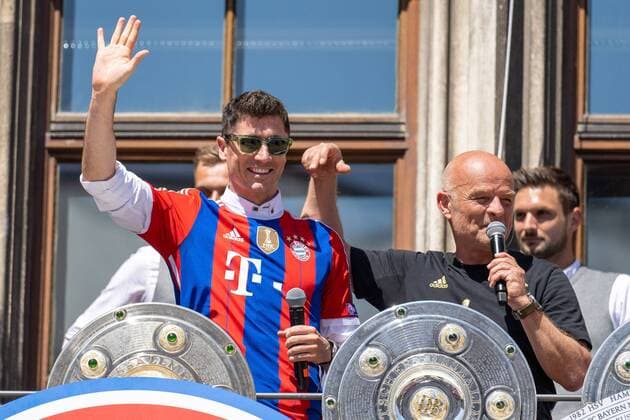 Sport Themen der Woche KW19 Robert Lewandowski 9 (FC Bayern Muenchen), stadion speaker Stephan Lehmann, Meisterfeier, Rathausbalkon, FC Bayern Muenchen, Fussball, 1. Bundesliga, 15.05.2022 DFB regulations prohibit any use of photographs as image sequences and or quasi-video Muenchen Bayern Deutschland *** Robert Lewandowski 9 FC Bayern Muenchen , stadium speaker Stephan Lehmann, championship celebration, city hall balcony, FC Bayern Muenchen, football, 1 Bundesliga, 15 05 2022 DFB regulations prohibit any use of photographs as image sequences and or quasi video Muenchen Bayern Germany Copyright: xkolbert-press UlrichxGamelx