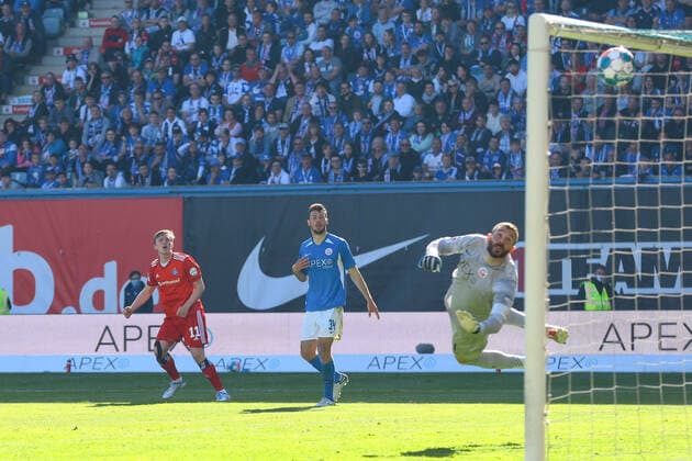 Sport Themen der Woche KW19 Sport Bilder des Tages 15.05.2022, xtgx, Fussball 2. Bundesliga, FC Hansa Rostock - Hamburger SV emspor, v.l. Mikkel Kaufmann (HSV, 11) schiesst Tor, Torschuetze, erzielt Tor, Treffer, scores the goal 1:3 (DFL DFB REGULATIONS PROHIBIT ANY USE OF PHOTOGRAPHS as IMAGE SEQUENCES and or QUASI-VIDEO) Rostock *** 15 05 2022, xtgx, football 2 Bundesliga, FC Hansa Rostock Hamburger SV emspor, v l Mikkel Kaufmann HSV, 11 shoots goal, goal scorer, scores the goal 1 3 DFL DFB REGULATES PROHIBIT ANY USE OF PHOTOGRAPHS as IMAGE SEQUENCES and or QUASI VIDEO Rostock