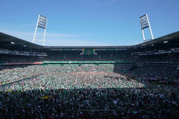 Bilder des Jahres 2022, Sport 05 Mai Sport Themen der Woche KW19 Sport Bilder des Tages GER, 2. FBL, SV Werder Bremen vs SSV Jahn Regensburg 15.05.2022, wohninvest Weserstadion, Bremen, GER, 2. FBL, SV Werder Bremen vs SSV Jahn Regensburg im Bild picture shows Spielende. Endstand 2:0 Platzsturm im Weserstadion; SV Werder Bremen steigt wieder in die 1. Bundesliga auf *** GER, 2 FBL, SV Werder Bremen vs SSV Jahn Regensburg 15 05 2022, wohninvest Weserstadion, Bremen, GER, 2 FBL, SV Werder Bremen vs SSV Jahn Regensburg in picture shows end of match final score 2 0 Platzsturm im Weserstadion SV Werder Bremen climbs back into 1 Bundesliga nordphotoxGmbHx xgumzmedia nphgm001