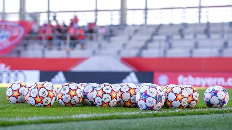 On the pitch are lots of signed match balls, 15 05 2022, Munich Germany , Football, Flyeralarm Frauen Bundesliga, FC Bayern München 1 FFC Turbine Potsdam, DFB DFL REGULATES PROHIBIT ANY USE OF PHOTOGRAPHS AS IMAGE SEQUENCES AND OR QUASI VIDEO xslx