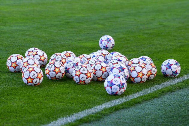 On the pitch are lots of signed match balls, 15 05 2022, Munich Germany , Football, Flyeralarm Frauen Bundesliga, FC Bayern München 1 FFC Turbine Potsdam, DFB DFL REGULATES PROHIBIT ANY USE OF PHOTOGRAPHS AS IMAGE SEQUENCES AND OR QUASI VIDEO xslx