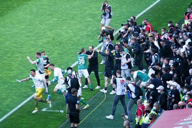 GER, 2 FBL, SV Werder Bremen vs SSV Jahn Regensburg 15 05 2022, wohninvest Weserstadion, Bremen, GER, 2 FBL, SV Werder Bremen vs SSV Jahn Regensburg in picture shows end of match final score 2 0 Platzsturm im Weserstadion SV Werder Bremen climbs back into the 1 Bundesliga Christian Groß Gross Werder Bremen 36 hugs coach Ole Werner Werder Bremen nordphotoxGmbHx xgumzmedia nphgm001