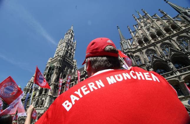 FC Bayern München feiert mit den Fans den Bundesliga-Sieg während die Covid 19 Coronavirus Pandemie in Marienplatz , München , Bayern , Deutschland . Mai 15 , 2022. Copyright: xx