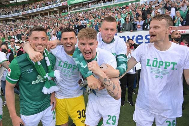 GER, 2 FBL, SV Werder Bremen vs SSV Jahn Regensburg 15 05 2022, wohninvest Weserstadion, Bremen, GER, 2 FBL, SV Werder Bremen vs SSV Jahn Regensburg in picture shows end of match final score 2 0 SV Werder Bremen climbs back into 1 Bundesliga Nicolai Rapp Werder Bremen 23 goalkeeper Michael Zetterer Werder Bremen 30 Nick Woltemade Werder Bremen 29 Lars Lukas Mai Werder Bremen 26 and Christian Groß Gross Werder Bremen 36 celebrate nordphotoxGmbHx xKokenge nph00001