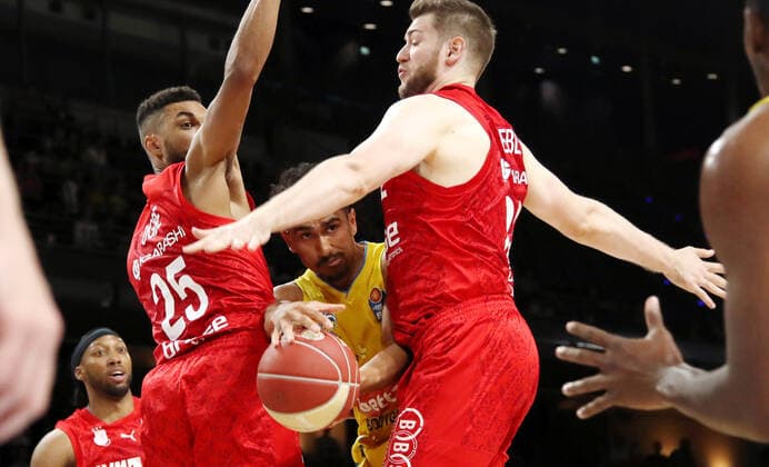 Bilder des Jahres 2022, Sport 05 Mai Sport Themen der Woche KW19 Sport Bilder des Tages Kenneth Ogbe, Maodo Lo, Martinas Geben Aktion Spielszene Zweikampf Basketball BBL Bundesliga Play Off Viertelfinale 2.Spiel Herren Saison 2021 2022 15.05.2022 ALBA Berlin vs. Brose Bamberg *** Kenneth Ogbe, Maodo Lo, Martinas giving action game scene duel sports basketball BBL Bundesliga play off quarter final 2 game men season 2021 2022 15 05 2022 ALBA Berlin vs Brose Bamberg
