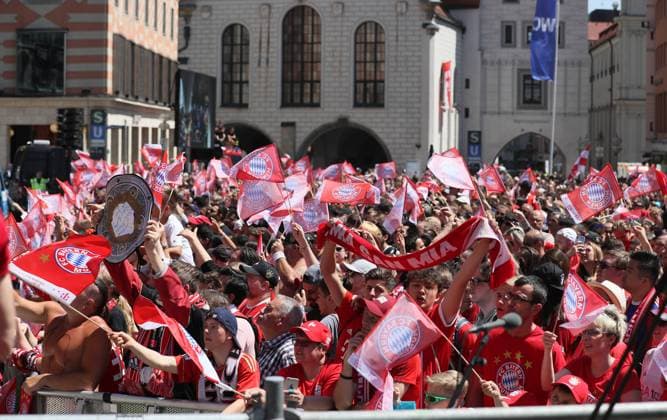Munich, Germany 15 May 2022 football, men, season 2021 2022, FC Bayern Munich, championship celebration at Marienplatz, city hall fan, fans, spectators with flags celebrate their stars,atmosphere