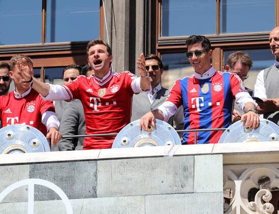Munich, Germany 15 May 2022 football, men, season 2021 2022, FC Bayern Munich, championship celebration at Marienplatz, city hall Thomas Müller Mueller FC Bayern Munich li animates the fans, Robert Lewandowski FC Bayern Munich re