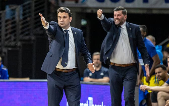 15 05 2022, Berlin, Basketball, 1 Bundesliga, easyCredit BBL, Playoffs, Quarterfinals, Matchday 2, Max Schmeling Halle ALBA Berlin Brose Bamberg ALBAs head coach Israel Gonzalez and assistant coach Sebastian Trzcionka r stand gesticulating at the edge of the court ALBA Berlin Brose Bamberg