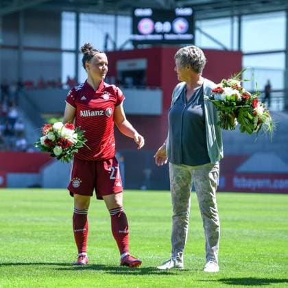 v li Marina Hegering FC Bayern München, FCB, 27 is seen off by manager Karin Danner FC Bayern München, FCB, 15 05 2022, Munich Germany , Football, Flyeralarm Frauen Bundesliga, FC Bayern München 1 FFC Turbine Potsdam, DFB DFL REGULATIONS PROHIBIT ANY USE OF PHOTOGRAPHS AS IMAGE SEQUENCES AND OR QUASI VIDEO xslx