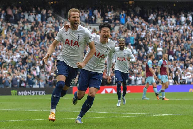 LONDON, ENGLAND - MAY 15: Harry Kane of Tottenham Hotspur celebrates scoring the opening goal with Son Heung-Min of Tottenham Hotspur during the Premier League match between Tottenham Hotspur and Burnley at Tottenham Hotspur Stadium on May 15, 2022 in London, United Kingdom. SPO, SOC, FOC 