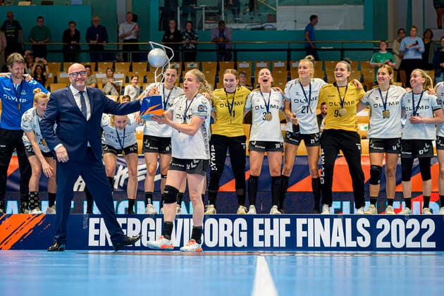 Bilder des Jahres 2022, Sport 05 Mai Sport Themen der Woche KW19 Sport Bilder des Tages Viborg, Daenemark 14. Mai 2022: Handball EHF EL Final 4 - 21 22 - Finale - Viborg HK vs. SG BBM Bietigheim Danick Snelder (Bietigheim) erhält den Pokal Viborg Vibocold Arena Daenemark *** Viborg, Denmark 14 May 2022 Handball EHF EL Final 4 21 22 Final Viborg HK vs SG BBM Bietigheim Danick Snelder Bietigheim receives the trophy Viborg Vibocold Arena Denmark