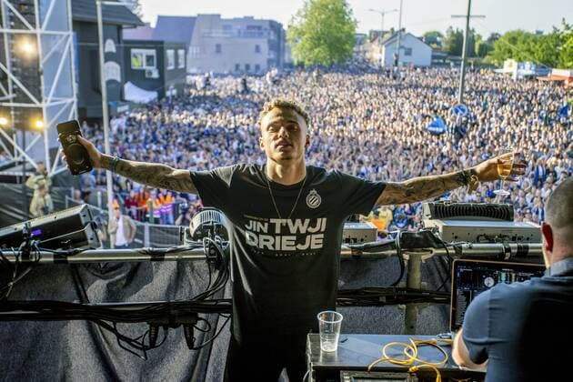 Bilder des Jahres 2022, Sport 05 Mai Sport Themen der Woche KW19 Sport Bilder des Tages BRUGGE, BELGIUM - MAY 13 : fans and players of Club Brugge celebrate winning the Jupiler Pro League title 2021 - 2022 at the Jan Breydel stadion. The 18th time in the history of the club, that they win the League title. On May 13, 2022 in Brugge, Belgium, 13 05 2022 ( Club Brugge winning the Jupiler Pro League title 2022 Brugge PhotoNews Panoramic 