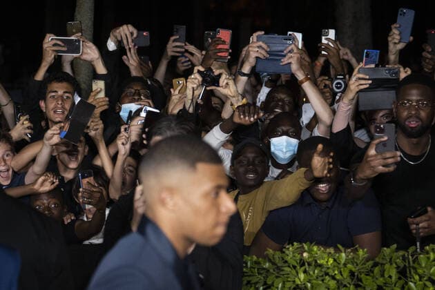 Fußball, Trophees UNFP Verleihung in Paris Kylian Mbappe passant devant ses ans FOOTBALL : 30e Ceremonie des Trophees UNFP - Paris - 15 05 2022 JBAutissier Panoramic 