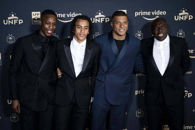 Fußball, Trophees UNFP Verleihung in Paris Kylian Mbappe son pere Wilfrid et son frere Ethan FOOTBALL : 30e Ceremonie des Trophees UNFP - Paris - 15 05 2022 JBAutissier Panoramic 