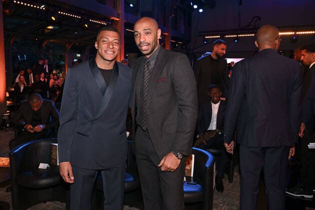 Fußball, Trophees UNFP Verleihung in Paris 07 Kylian MBAPPE (psg) - Thierry HENRY during the Trophies UNFP ceremony at Pavillon Gabriel on May 15, 2022 in Paris, France. FOOTBALL : Trophees UNFP - Soiree - Paris - 15 05 2022 Pool FEP Panoramic 