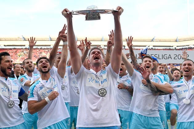 Bilder des Jahres 2022, Sport 05 Mai Sport Themen der Woche KW19 Simon TERODDE (FC Schalke 04) mit Schale,Meisterschale,Cup,Trophaee. Teamfoto,Team,Mannschaft,Mannschaftsfoto, Siegerehrung,Jubel,Freude,Begeisterung, Fussball 2. Bundesliga Saison 2021 2022, 34.Spieltag, Spieltag34. 1.FC Nuernberg - FC Schalke 04 1-2, am 15.05.2022 , MAX MORLOCK STADION. *** Simon TERODDE FC Schalke 04 with cup,championship cup,trophaee team photo,team,team photo,award ceremony,jubilation,joy,enthusiasm,football 2 Bundesliga season 2021 2022, 34 matchday, matchday34 1 FC Nuernberg FC Schalke 04 1 2, on 15 05 2022 , MAX MORLOCK STADIUM