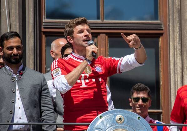 FC Bayern Meisterfeier Thomas Müller, Robert Lewandowski bei der Meisterfeier des FC Bayern am Münchner Marienplatz nach dem zehnten Bundesligatitel in Folge am 15.5.2022. -- Thomas Mueller, Robert Lewandowski at the celebrations of the FC Bayern Munich on May 15, 2022 on the Marienplatz in Munich, Germany. The FC Bayern won their 10th consecutive Bundesliga title. München Bayern Deutschland Copyright: xAlexanderxPohlx
