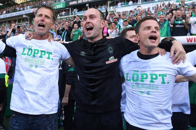 Soccer 2 Bundesliga 34 Matchday SV Werder Bremen Jahn Regensburg on 15 05 2022 in Wohninvest Weserstadion in Bremen Dr Christoph Engelke team doctor Bremen , left Ole Werner coach head coach Bremen , center exuberantly celebrates the rise DFL regulations prohibit any use of photographs as image sequences and or quasi video xRx
