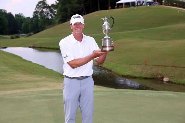 Bilder des Jahres 2022, Sport 05 Mai Sport Themen der Woche KW19 Sport Bilder des Tages BIRMINGHAM, AL - MAY 15: Steve Stricker holds the trophy after winning the final round of the PGA, Golf Herren Champions Tour Regions Tradition on May 15, 2022 at Greystone Golf and Country Club in Birmingham, Alabama. (Photo by Michael Wade Icon Sportswire) GOLF: MAY 15 PGA Tour Champions - Regions Tradition Icon22051510
