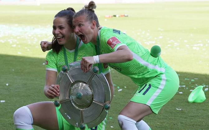 Alexandra Popp VfL Wolfsburg and Lena Sophie Oberdorf VfL Wolfsburg with the championship trophy