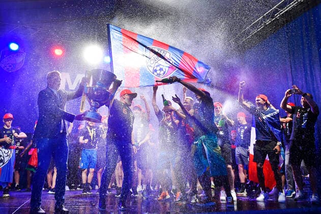 Fotbaliste FC Viktoria Plzen s nekolika tisicovkami fanousku oslavili zisk sesteho ligoveho titulu v historii klubu, 15. kvetna 2022, namesti Republiky, Plzen. Primator mesta Plzne Pavel Sindelar a trener Plzne Michal Bilek prinesli pohar. CTKPhotoP2022051508654  cha0015