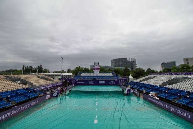 Strasbourg, France, May 16th 2022: Play is suspended in the first set due to rain during the Round of 32 Singles match of the 2022 Internationaux de Strasbourg between Ana Konjuh of Croatia and Oceane Dodin of France at the Tennis Club de Strasbourg in Strasbourg, France Dan O Connor SPP 2022 Internationaux de Strasbourg - Round of 32 Singles - Ana Konjuh v Oceane Dodin - Tennis Club de Strasbourg 