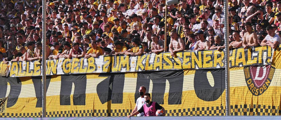 All in yellow to stay in the class, poster in K block, relegation, relegation match against Kaiserslautern, 15 05 2022, football, GER, season 2021 2022, 2 Bundesliga, 2 Liga, 34 matchday, Rudolf Harbig Stadion Dresden, SG Dynamo Dresden FC Erzgebirge Aue, DFB AND DFL REGULATIONS PROHIBIT ANY USE OF PHOTOGRAPHS as IMAGE SEQUENCES and or QUASI VIDEO,