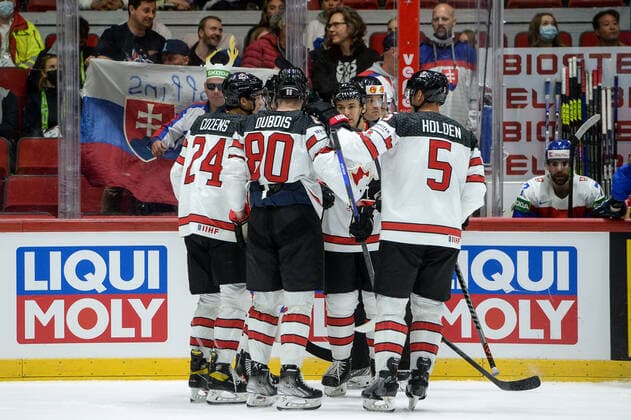 16 05 2022, Helsinki, Helsinki Ice Hall, 2022 IIHF Ice Hockey World Championship Slovakia Canada, Canada celebrate the 1 5 goal Helsinki Helsinki Ice Hall Uusimaa Finland  Copyright: xJustPictures.ch AndreaxBrancax