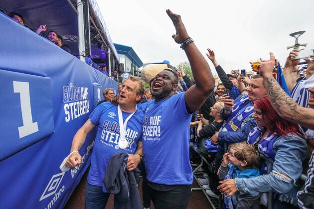 Bilder des Jahres 2022, Sport 05 Mai Sport Themen der Woche KW20 Sport Bilder des Tages 16.05.2022, Fussball, Saison 2021 2022, 2. Bundesliga, Aufstiegsfeier des FC Schalke 04, v. l. Cheftrainer Mike Büskens (FC Schalke 04), Teammanager Gerald Asamoah (FC Schalke 04) Gelsenkirchen Veltins Arena NRW Deutschland xRHR-FOTOx *** 16 05 2022, Football, 2021 2022 season, 2 Bundesliga, FC Schalke 04 promotion celebration, f l head coach Mike Büskens FC Schalke 04 , team manager Gerald Asamoah FC Schalke 04 Gelsenkirchen Veltins Arena NRW Germany xRHR PHOTOx