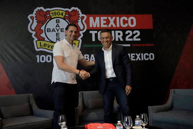 Bayer Leverkusen V. Club Toluca Football Match press conference, PK, Pressekonferenz MEXICO CITY, MEXICO - MAY 16, 2022: Gerardo Seoane, Coach of Bayer Leverkusen and Ignacio Ambriz, coach of Club Toluca F.C during Bayer Leverkusen V. Club Toluca F.C football match press conference as part of on the occasion of the celebrations of the 100 years of Bayer pharmaceuticals in Mexico at St Regis Hotel. On May 16, 2022 in Mexico City, Mexico. (Photo by Gerardo Vieyra Eyepix Group) Copyright: xGerardoxVieyrax xEyepixxGroupx EYEPIX_GV_16052022_65511