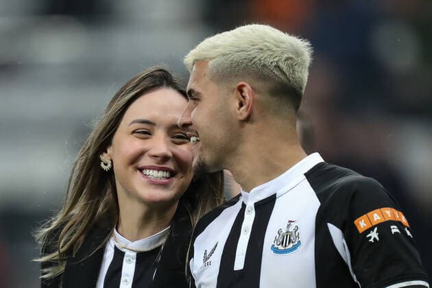 Premier League Newcastle United v Arsenal Bruno Guimaraes 39 of Newcastle United and girlfriend Ana Lidia Martins do a lap of honour after the victory over Arsenal Newcastle St. James s Park Tyne and Wear United Kingdom Copyright: xJamesxHeaton NewsxImagesx