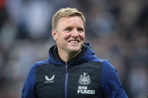 Fußball, Trainerhistorie Newcastle United von 1895 bis heute Premier League Newcastle United v Arsenal Eddie Howe manager of Newcastle United celebrates the victory over Arsenal with the supporters Newcastle St. James s Park Tyne and Wear United Kingdom Copyright: xJamesxHeaton NewsxImagesx