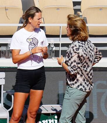 Mandatory Credit: Photo by Javier Garcia Shutterstock (12942464aq) French Open Tournament Director and former player Amelie Mauresmo chats with Victoria Azarenka before her practice session French Open Tennis, Tuesday Previews, Roland Garros, Paris, France - 17 May 2022 French Open Tennis, Tuesday Previews, Roland Garros, Paris, France - 17 May 2022  Copyright: xJavierxGarcia Shutterstockx 12942464aq