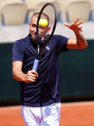 Mandatory Credit: Photo by Javier Garcia Shutterstock (12942464bh) A relaxed Daniel Evans practices French Open Tennis, Tuesday Previews, Roland Garros, Paris, France - 17 May 2022 French Open Tennis, Tuesday Previews, Roland Garros, Paris, France - 17 May 2022  Copyright: xJavierxGarcia Shutterstockx 12942464bh