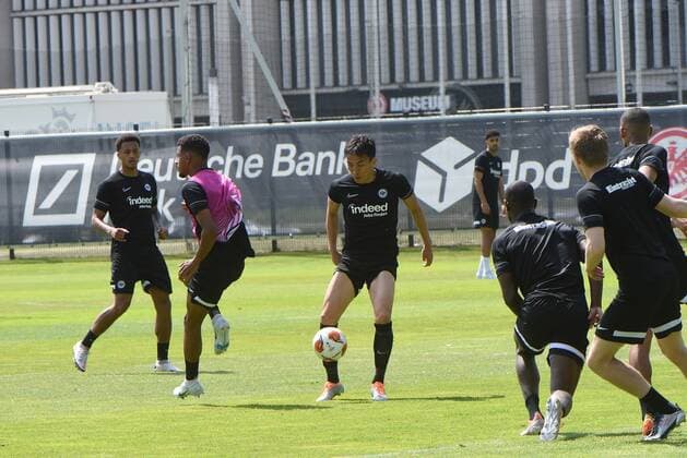 17 05 2022 Frankfurt am Main, Deutsche Bank Park Football, 1 Bundesliga, season 2021 2022 Eintracht Frankfurt training before the final Makoto Hasebe 20, Eintracht Frankfurt emspor, DFL regulations prohibit any use of photographs as image sequences and or quasi video