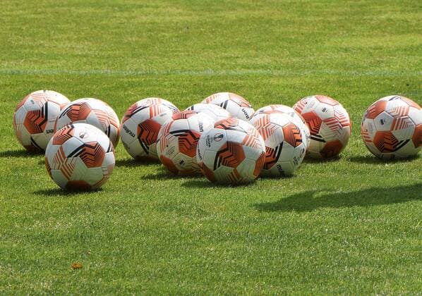 17 05 2022 Frankfurt am Main, Deutsche Bank Park Football, 1 Bundesliga, 2021 2022 season Eintracht Frankfurt training before the final symbol image Europa League match balls emspor, DFL regulations prohibit any use of photographs as image sequences and or quasi video