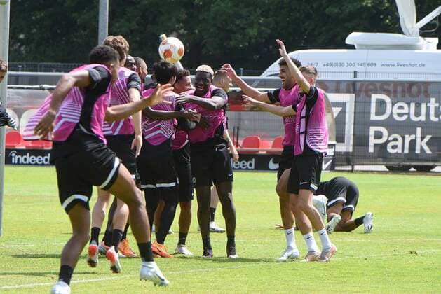 17 05 2022 Frankfurt am Main, Deutsche Bank Park Football, 1 Bundesliga, 2021 2022 season Eintracht Frankfurt training before the final bouncing Tuta Lucas Silva Melo Eintracht Frankfurt , Ragnar Ache 21, Eintracht Frankfurt , Aymane Barkok 27, Eintracht Frankfurt , Jesper Lindström 29, Eintracht Frankfurt emspor, DFL regulations prohibit any use of photographs as image sequences and or quasi video