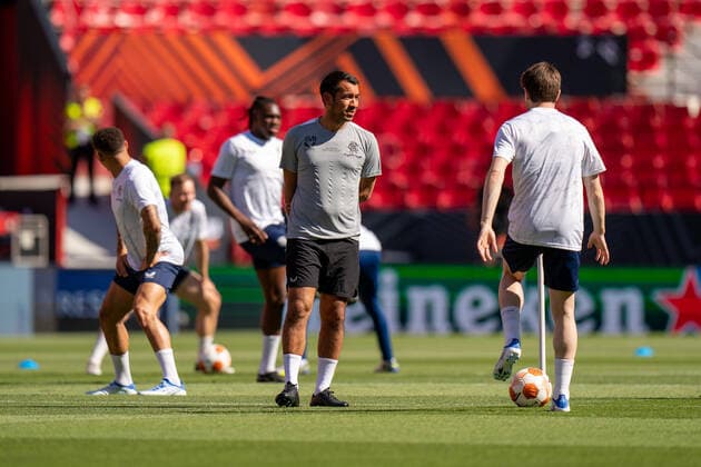 SOCCER - UEFA EL, Frankfurt vs Glasgow SEVILLA,SPAIN,17.MAY.22 - SOCCER - UEFA Europa League, final, Eintracht Frankfurt vs Glasgow Rangers, preview, training Glasgow. Image shows head coach Giovanni van Bronckhorst (Glasgow) and his team.  GEPAxpictures xJohannesxFriedl