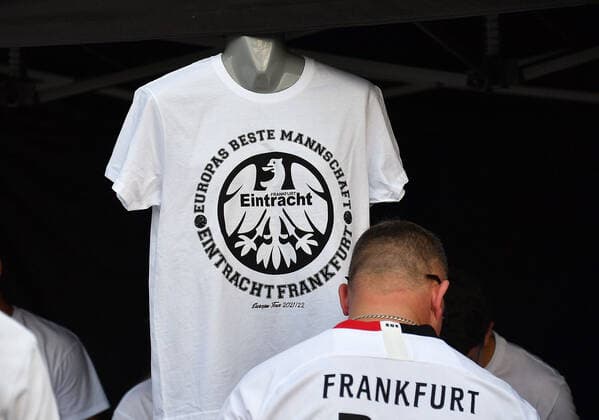 18 05 2022, xhbx, football UEFA Europa League Final 2022 public viewing, Eintracht Frankfurt Glasgow Rangers emspor, v l T shirt sale with imprint Europes Best Team DFL DFB REGULATIONS PROHIBIT ANY USE OF PHOTOGRAPHS as IMAGE SEQUENCES and or QUASI VIDEO Frankfurt am Main